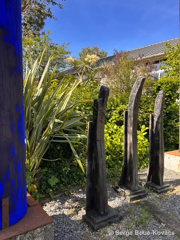 Colonne bleue et membrures noires — Sculpture de Serge Boué-Kovacs