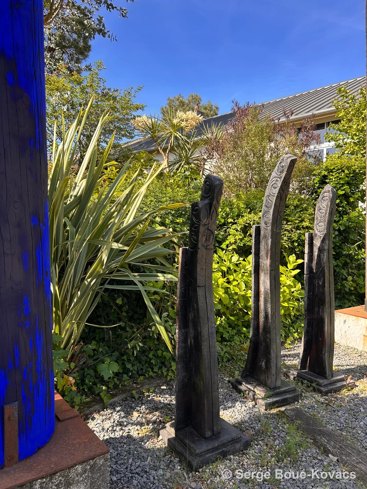 Colonne bleue et membrures noires — Sculpture de Serge Boué-Kovacs