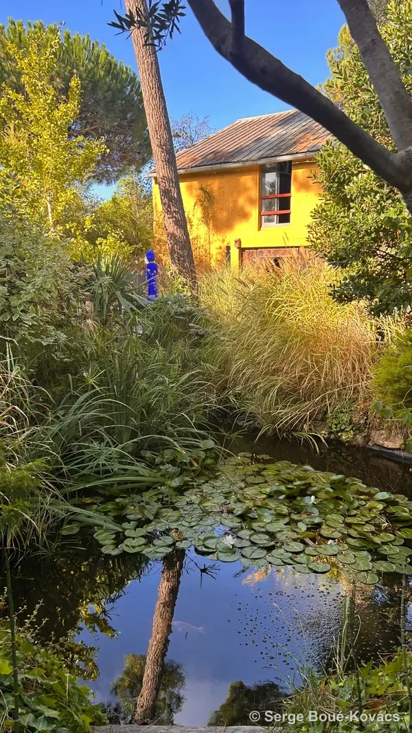 Le bassin et la maison jaune — Sculpture de Serge Boué-Kovacs