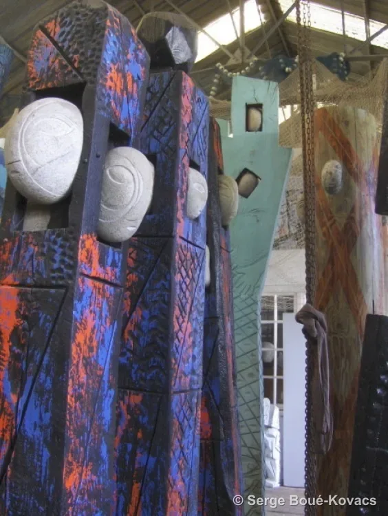 Totems aux galets blancs — Peinture de Serge Boué-Kovacs