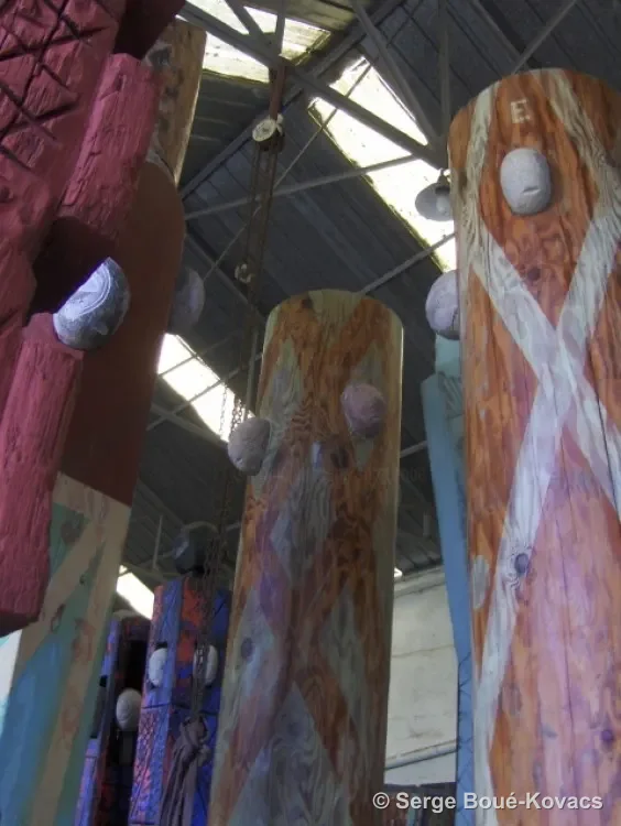 Colonnes au galet et croix blanche, 2013 — Peinture de Serge Boué-Kovacs