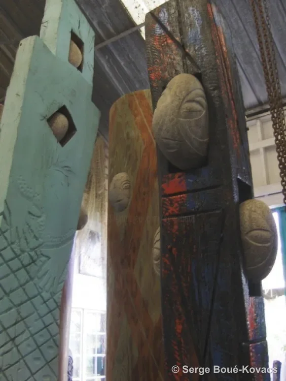 Totem céladon et visages sculptés — Peinture de Serge Boué-Kovacs