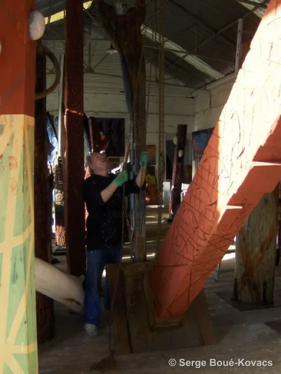 L'artiste parmi les totems — Peinture de Serge Boué-Kovacs