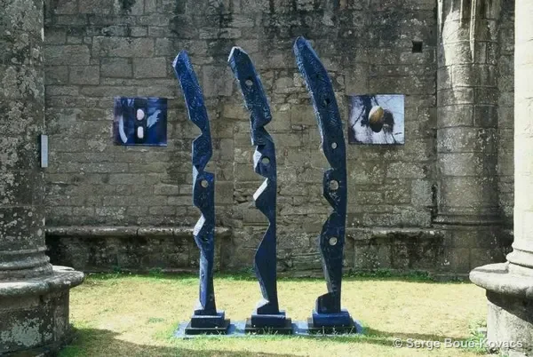 Totems de mer bleus, 1995 — Sculpture de Serge Boué-Kovacs