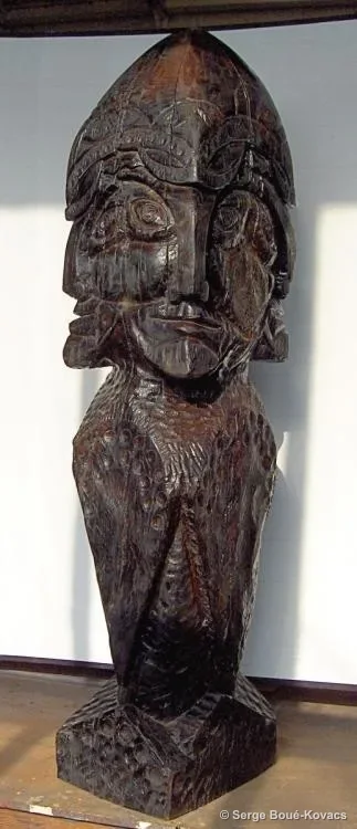 Grande figure en châtaignier — Sculpture de Serge Boué-Kovacs