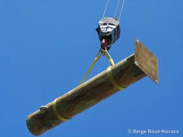 Mât hissé par la grue, 2012 — Installation de Serge Boué-Kovacs