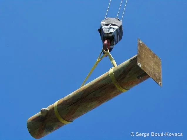 Mât hissé par la grue — Installation de Serge Boué-Kovacs