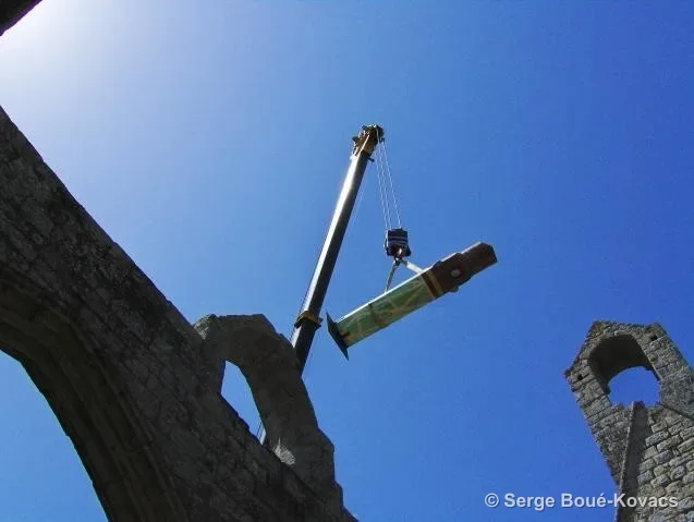 Mât au-dessus de la chapelle — Installation de Serge Boué-Kovacs