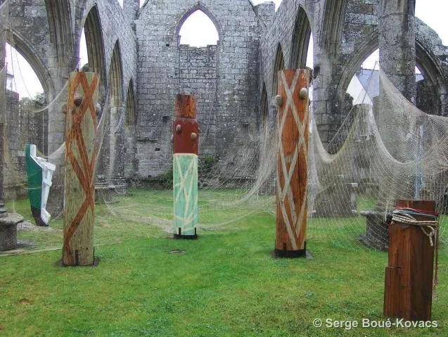 Vue intérieure — Installation de Serge Boué-Kovacs