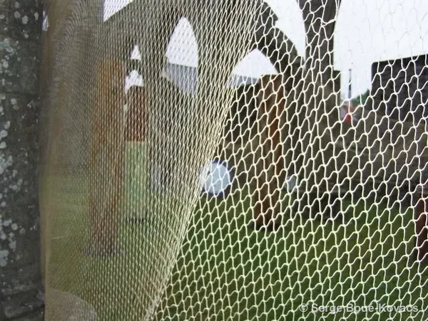 Filet tendu dans la chapelle, 2012 — Installation de Serge Boué-Kovacs