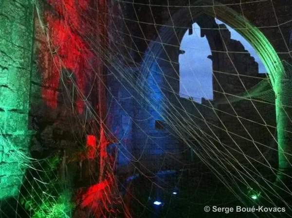 Chapelle illuminée et filets, 2012 — Installation de Serge Boué-Kovacs