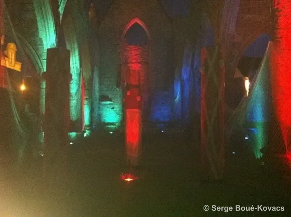 Nef en lumières rouge et verte, 2012 — Installation de Serge Boué-Kovacs