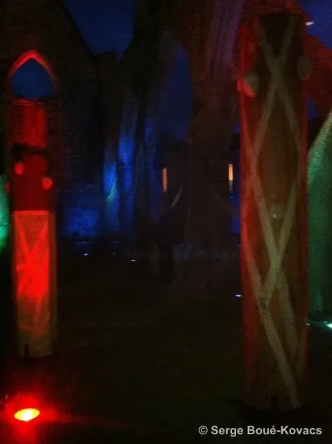 Colonnes rouges dans la nuit, 2012 — Installation de Serge Boué-Kovacs