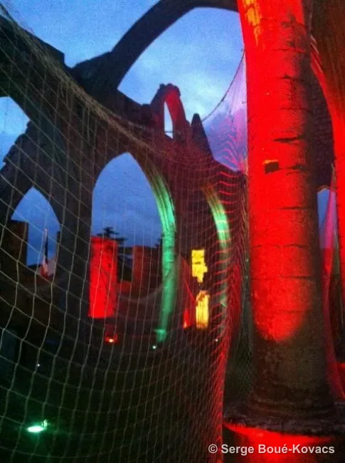 Filets et arcs illuminés — Installation de Serge Boué-Kovacs