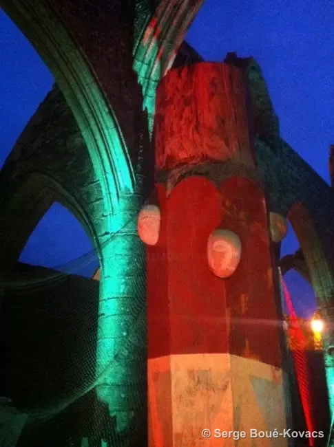 Mât aux visages sous lumière rouge, 2012 — Installation de Serge Boué-Kovacs