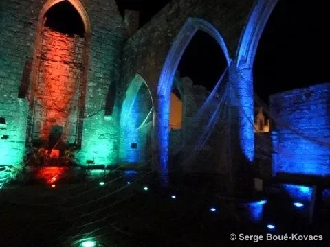Arcs bleus et rouges, la nuit, 2012 — Installation de Serge Boué-Kovacs