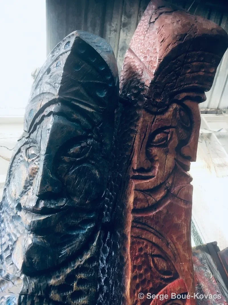 Deux figures sculptées face à face — Sculpture de Serge Boué-Kovacs