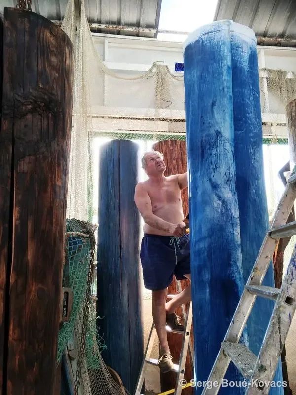 L'artiste peignant les mâts bleus — Sculpture de Serge Boué-Kovacs