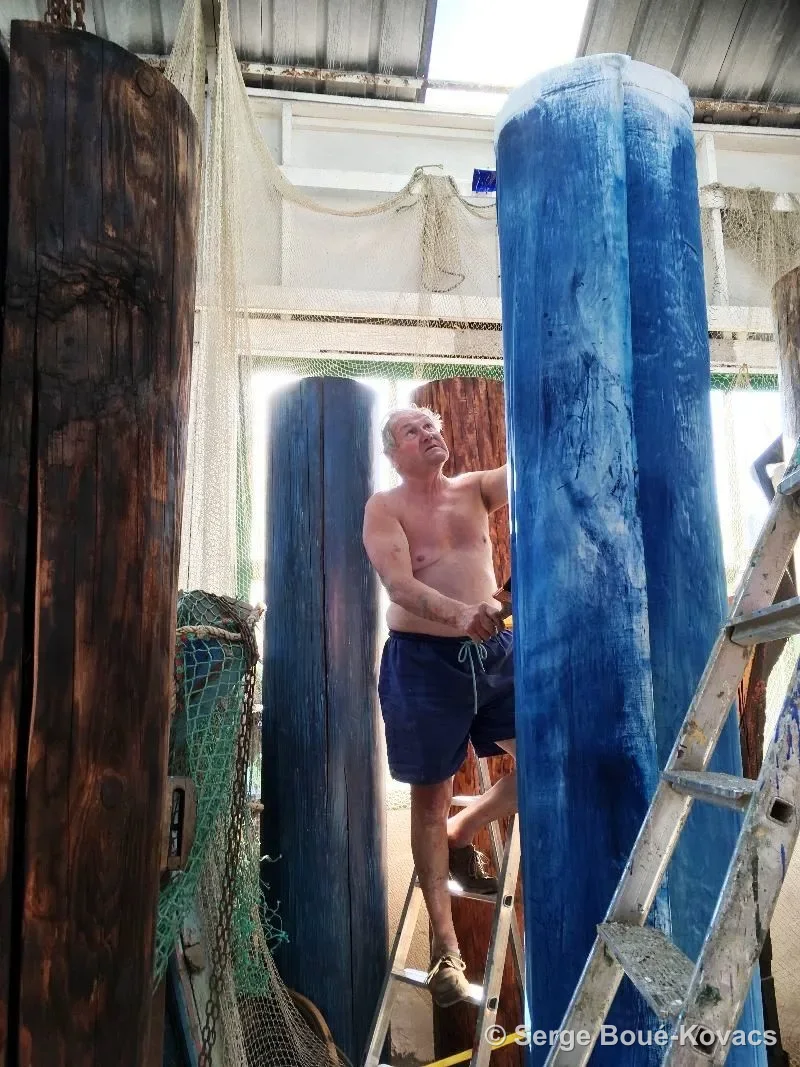 L'artiste peignant les mâts bleus — Sculpture de Serge Boué-Kovacs