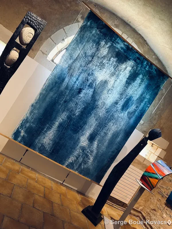 Grande toile bleue et totem noir — Peinture de Serge Boué-Kovacs