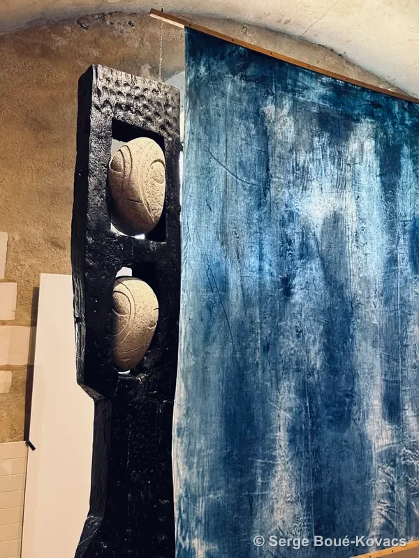 Toile bleue et totem aux visages — Peinture de Serge Boué-Kovacs