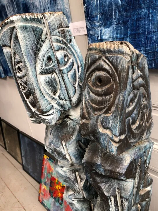 Sculptures gravées et peintures, accrochage